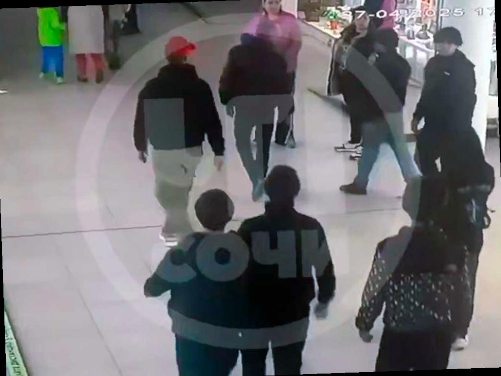 Мужчина подрался с подростками в ТЦ Сочи