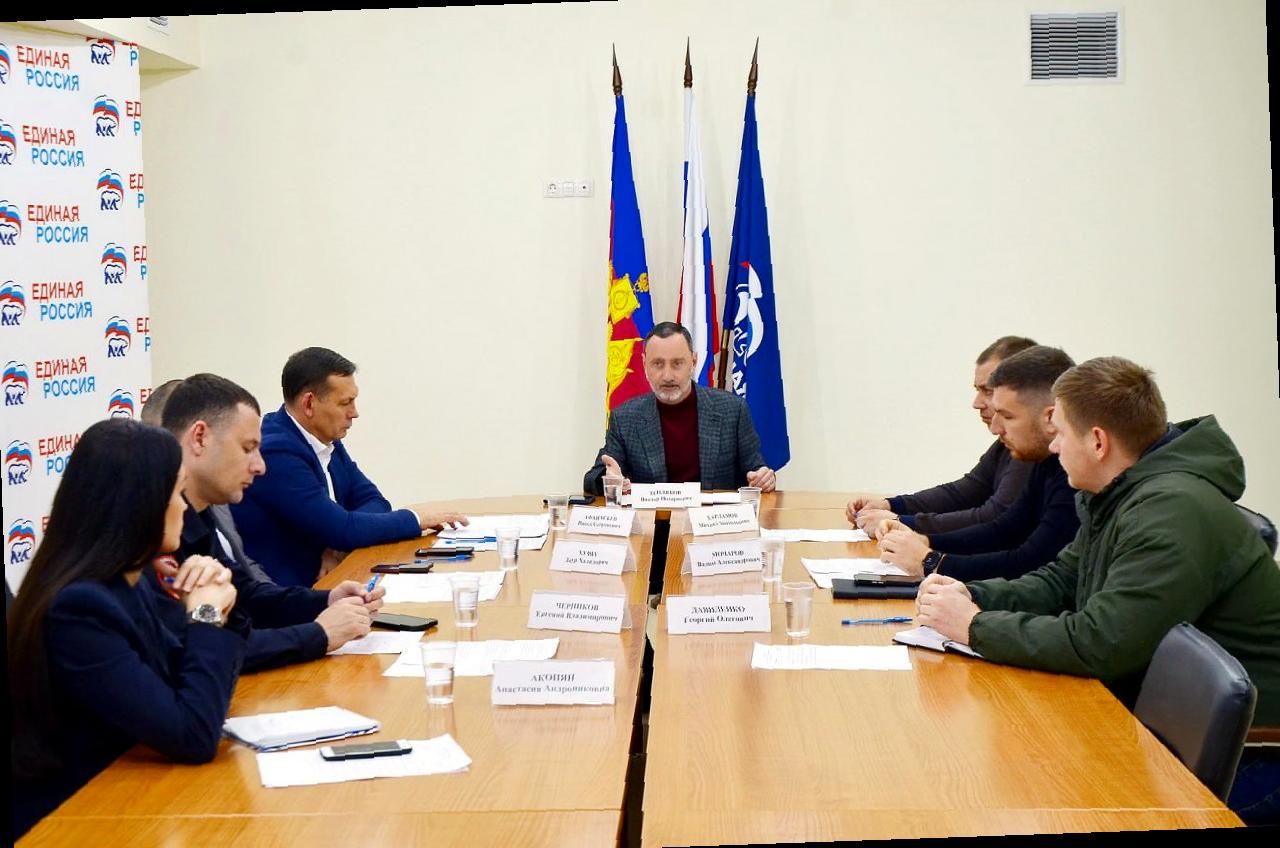 Виктор Тепляков обсудил проблему незаконного хранения мусора