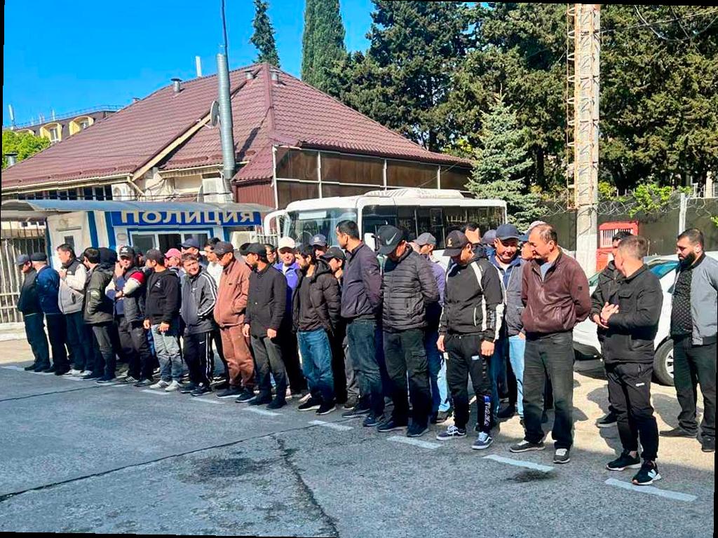 В Сочи проводят проверки среди мигрантов
