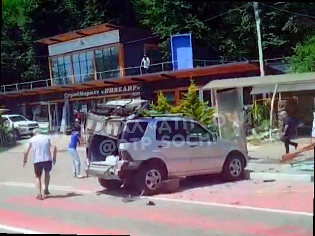 В Сочи произошло ДТП: автомобиль без водителя врезался в остановку, есть пострадавшие