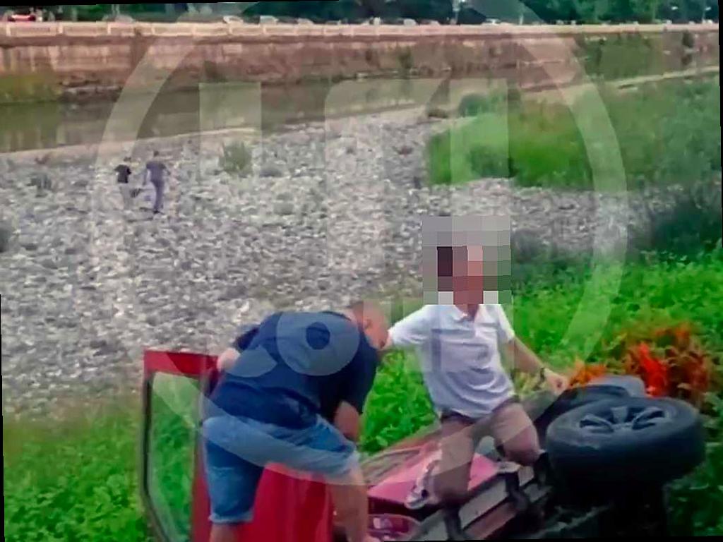 В Сочи автомобиль выехал на набережную и упал в реку