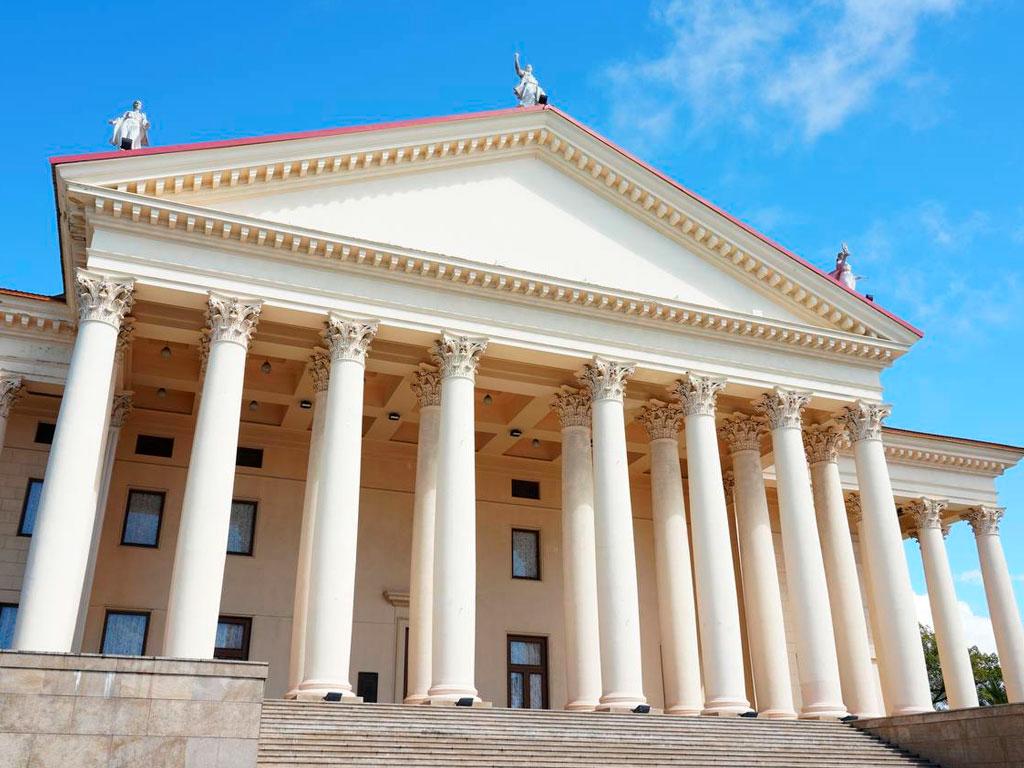 В Сочи будет показана комедия «Примадонны» Государственного русского театра драмы имени Фазиля Искандера