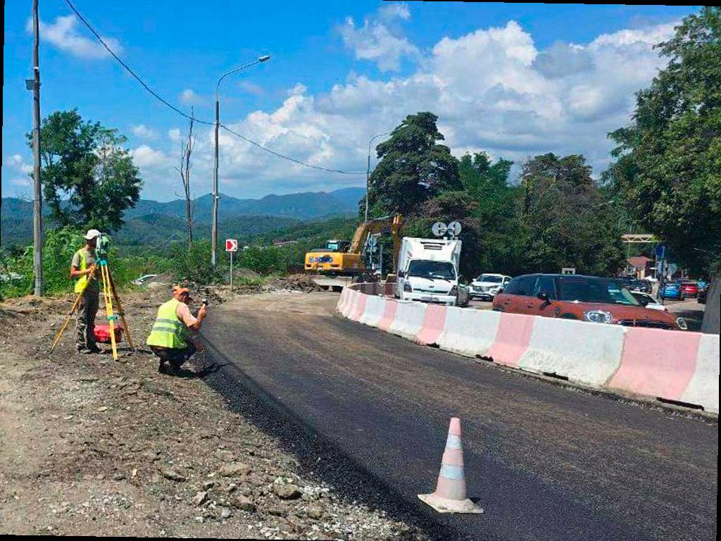 На оползневом участке в Дагомысе ускорили темпы работ
