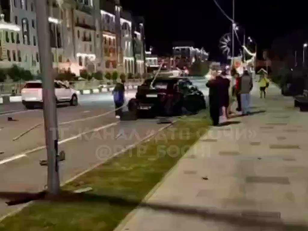 В Эсто-Садке внедорожник врезался в ограждение ночью