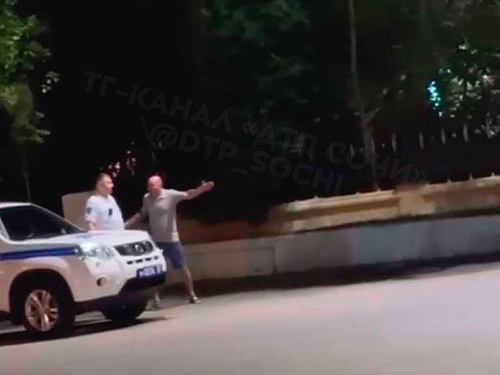 Пьяный мужчина из Сочи напал на инспектора ГИБДД
