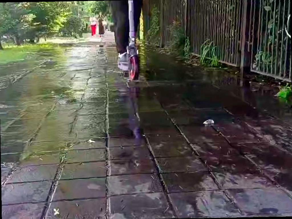 В Центральном районе Сочи устраняют аварию на водоводе на улице Северной