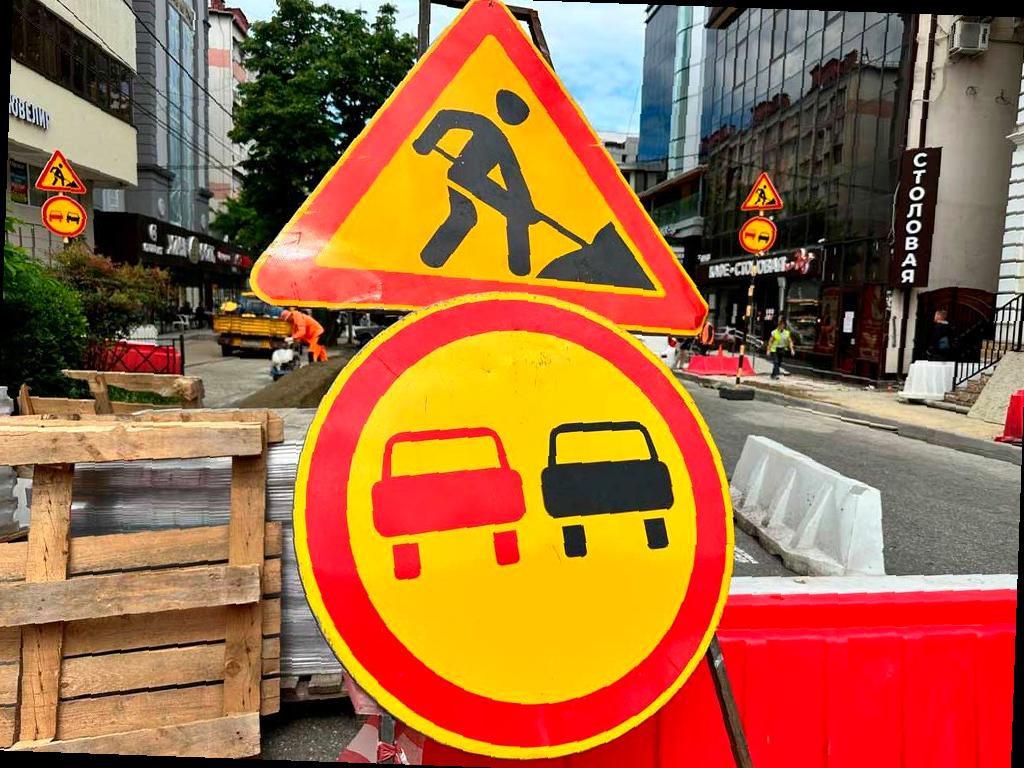 В центре Сочи начнется капитальный ремонт участка на улице Гагарина, который продлится с 1 августа. В связи с этим временно перекроют съезд на Гагарина, а движение транспорта по улице Егорова будет организовано по измененной схеме. Подробности о изменениях маршрутов общественного транспорта будут объявлены позднее.