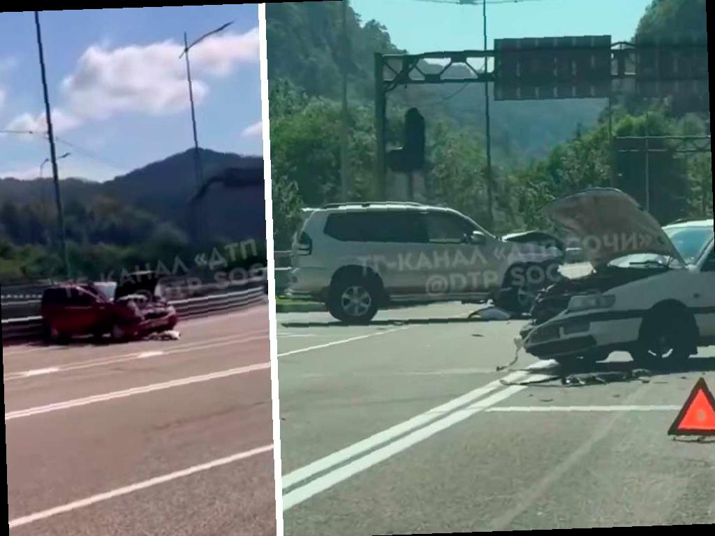 В Сочи на улице Краснофлотской произошло столкновение трех автомобилей