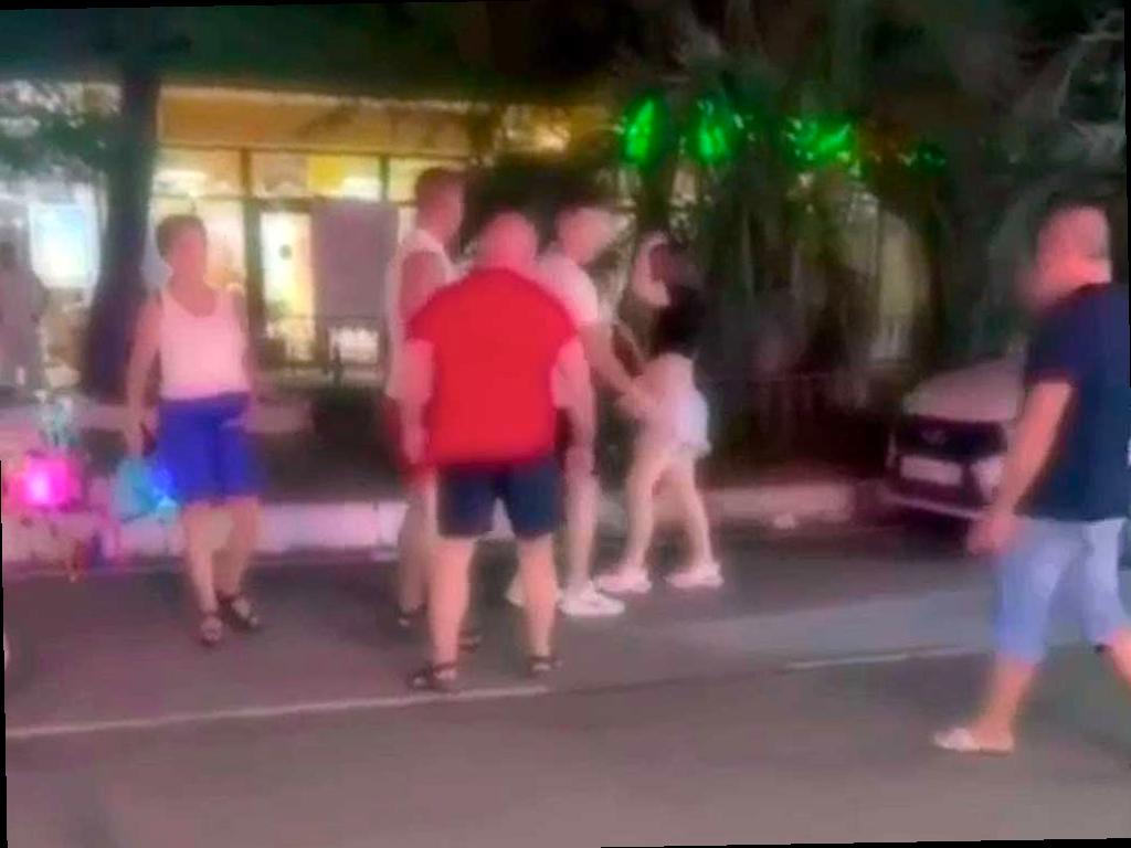 Агрессивные туристы избили девушку в Сочи