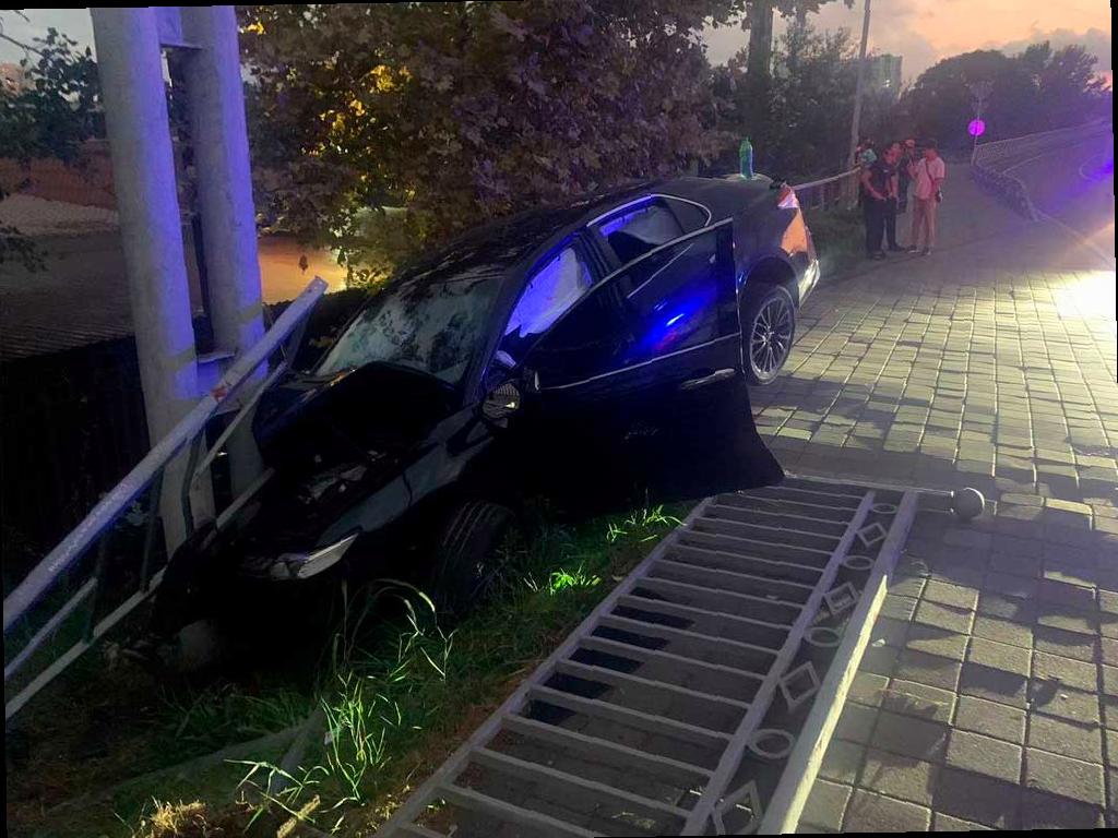 В центре Сочи произошло серьезное ДТП, в результате которого погиб водитель автомобиля Toyota. Инцидент случился ночью на улице Конституции. По данным Госавтоинспекции курорта, водитель не справился с управлением, машина вылетела с дороги и врезалась в металлическую опору.