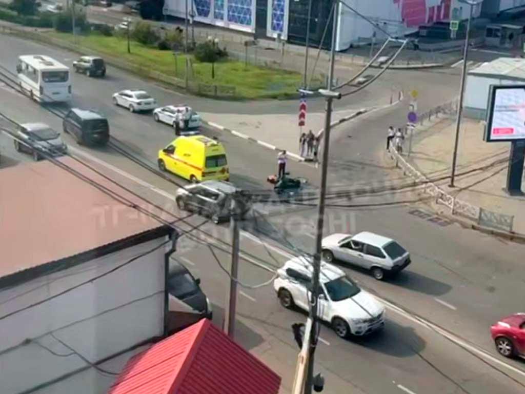 Автоледи сбила мопедиста в центре Сочи