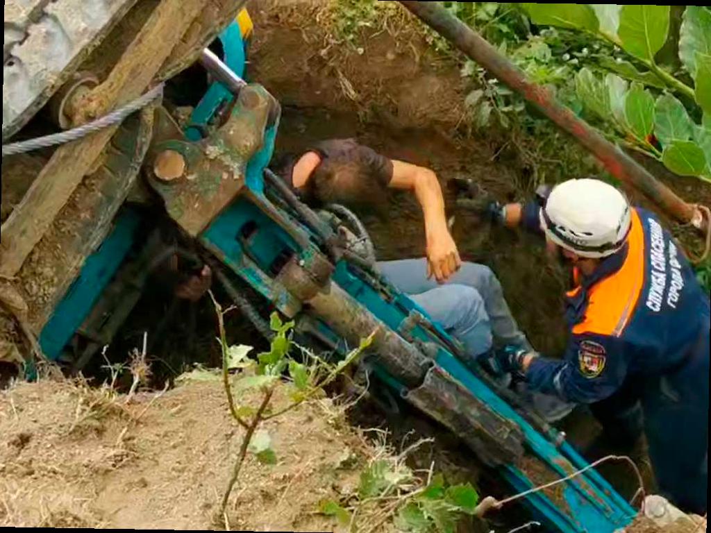 В Сочи экскаватор перевернулся, водителя спасли