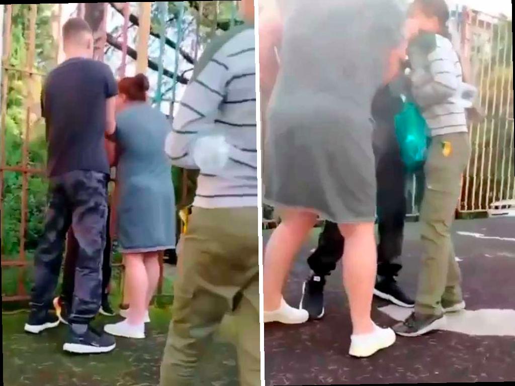 На детской площадке в Сочи произошел инцидент, о котором стало известно благодаря записи в социальных сетях. Женщина начала конфликт с подростками, играющими на площадке в микрорайоне Бытха. Она нецензурно выражалась, угрожала им и хватала за руки.