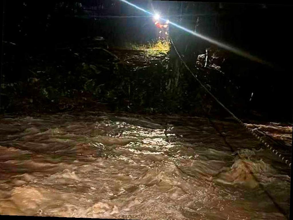 Горная река в Сочи унесла автомобиль с водителем