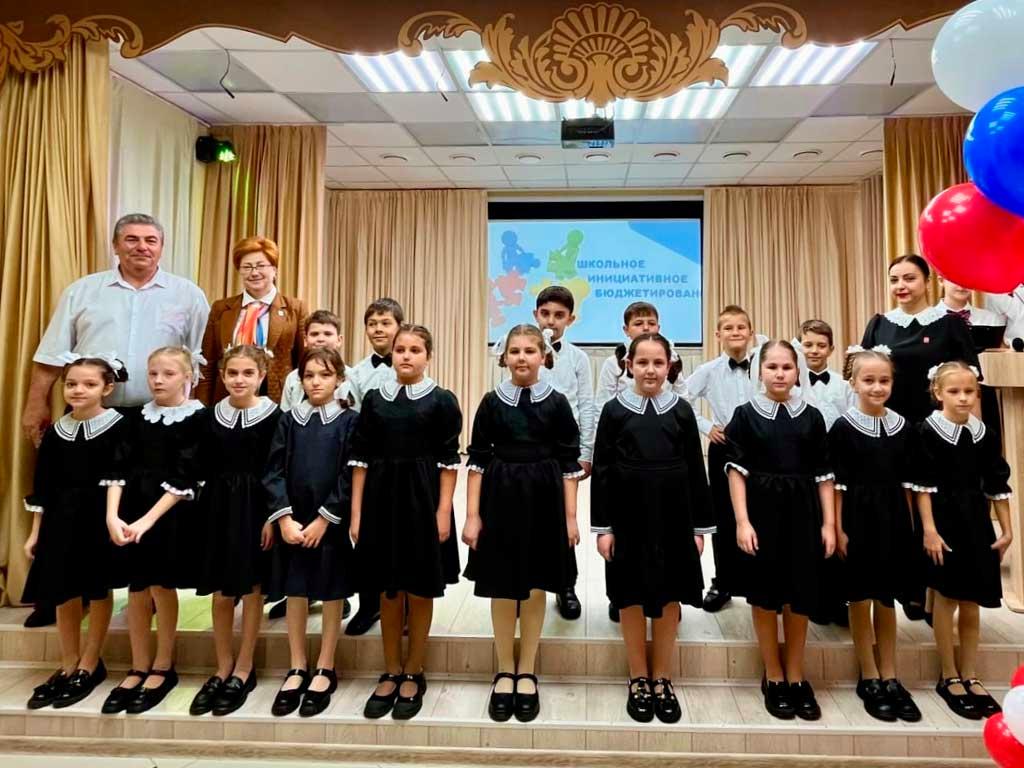 В школах Лазаревского района Сочи открыли новые актовые залы
