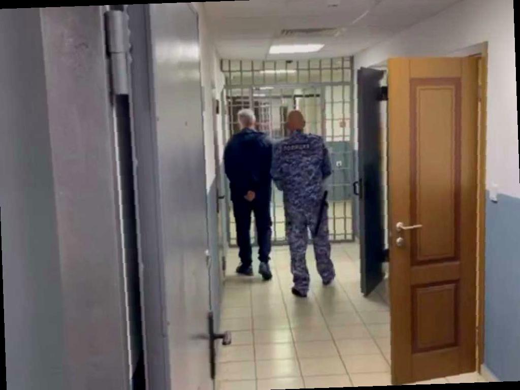 В Сочи обнаружен крупный мошеннический скандал, связанный с долевым строительством. Дольщиков заставляли платить за свои квартиры дважды, а затем перепродавали их другим людям. Ущерб составил не менее 290 миллионов рублей.