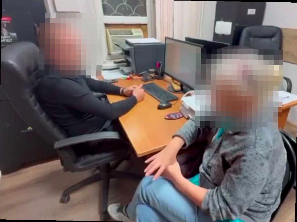 Сотрудники банка помогли предотвратить крупное мошенничество супругов из Сочи. В полиции курорта сообщили о случае, когда семья была почти обманута на 16 миллионов рублей интернет-мошенниками.