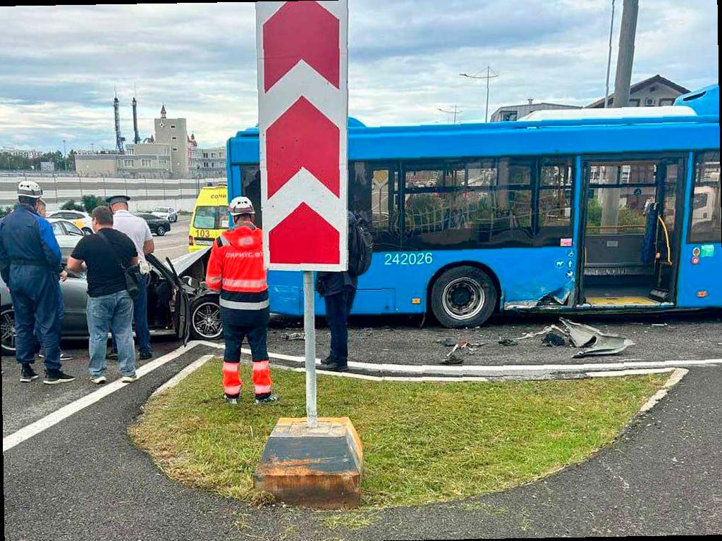 В Сириусе произошло столкновение легковушки с автобусом