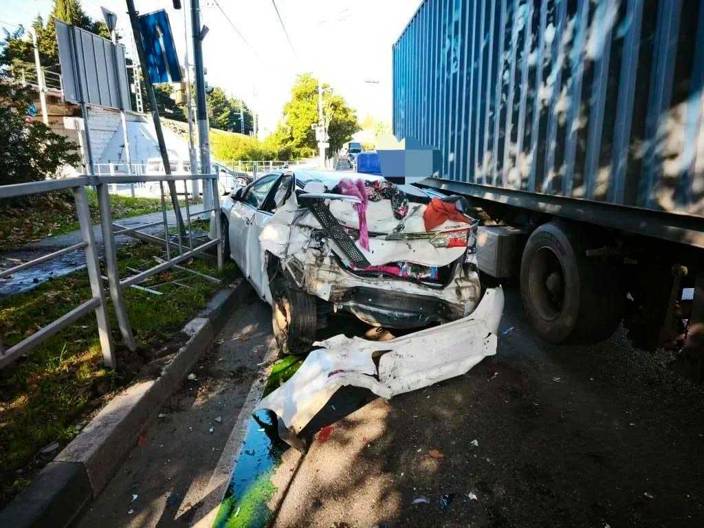 В Сочи грузовик столкнулся с легковушкой, пострадали дети