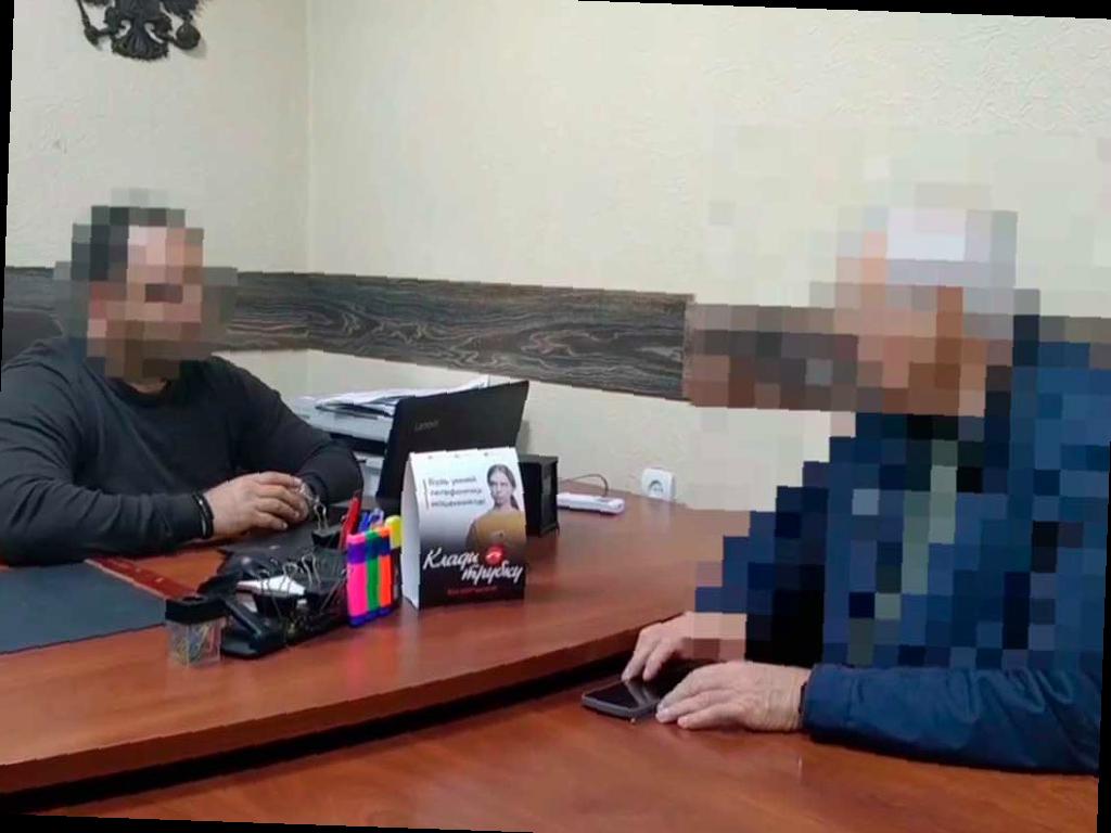 Полиция в Сочи спасла пенсионера от мошенников, которые пытались выманить у него 20 миллионов рублей. Мужчина перешел по фишинговой ссылке и стал жертвой аферистов, представившихся правоохранителями. Пенсионер вынужден был снять деньги и отвезти их в Туапсе, но его друзья обратились в полицию, и мужчина был спасен. Ведется расследование по статье о мошенничестве. Фото: УВД по городу Сочи.