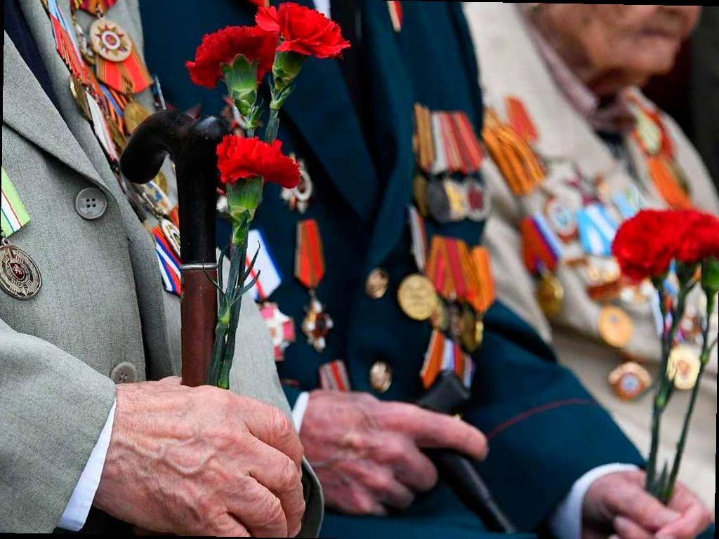 В России увеличивается количество случаев телефонных афер, связанных с обманом пожилых людей в отношении «ветеранских выплат». Мошенники звонят и выдают себя за сотрудников администрации, обещая различные льготы и награды для ветеранов труда. Для этого они запрашивают личные данные, такие как СНИЛС, номера карт и коды из СМС.