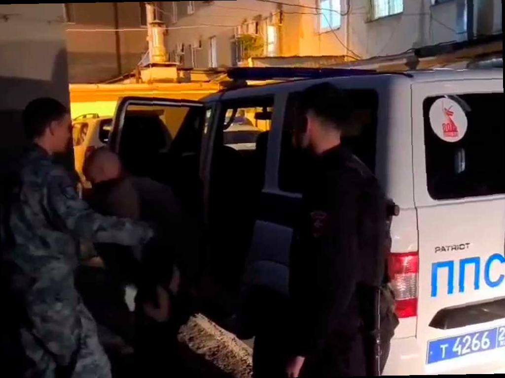 В Сочи подозреваемый попытался скрыться от полиции, бегущей за ним по реке