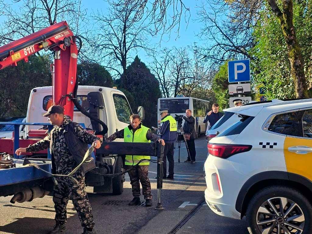 Эвакуация автомобилей в центре Сочи из-за неправильной парковки