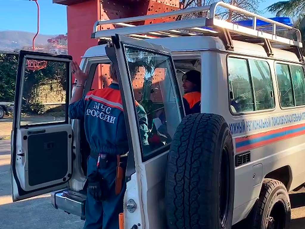 Мужчина из Сочи сорвался со скалы и получил травму плеча