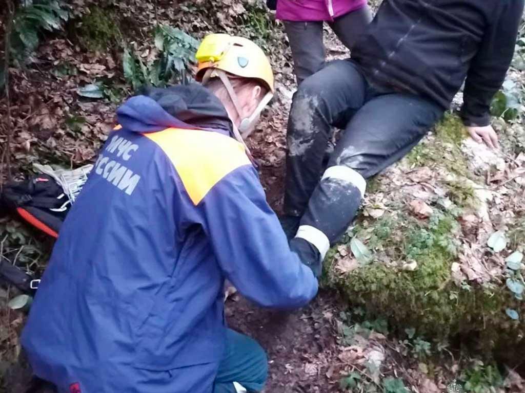 Спасатели в Сочи помогли туристу с травмой ноги в Агурском ущелье