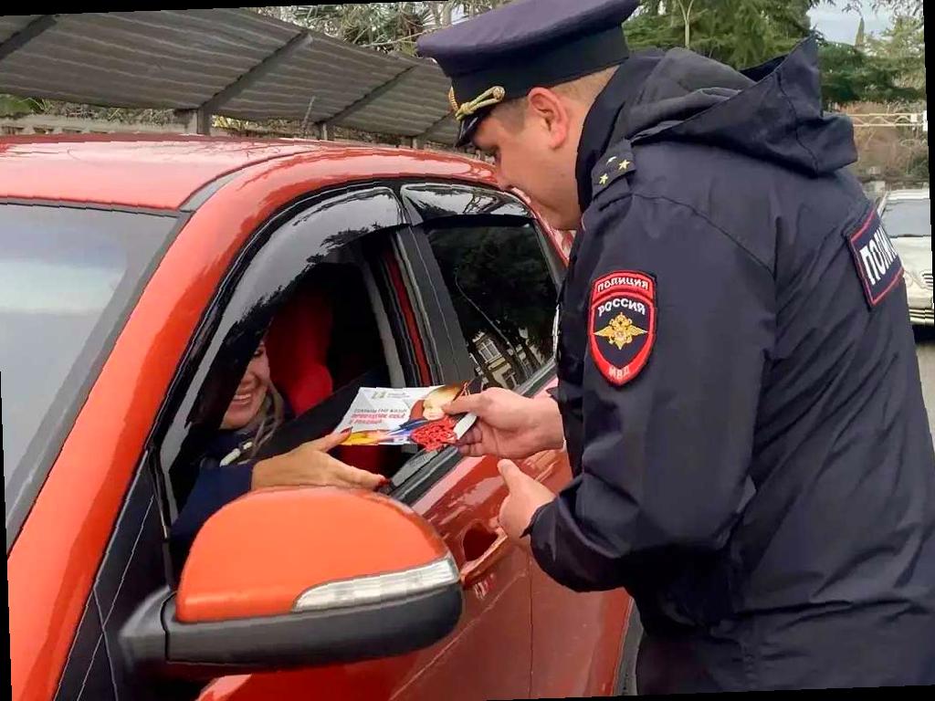 Сотрудники Госавтоинспекции в Сочи подготовили приятное сюрпризы для водителей перед Рождеством. Они провели акцию под названием «Ангел в дорогу», напоминая о важности безопасности детей в автомобиле. Помимо бесед, инспекторы вручали водителям памятки и ангелочков в качестве символического подарка. Эти ангелочки должны напоминать водителям о том, что дети — наше самое дорогое сокровище. Госавтоинспекция призывает всех беречь себя и своих детей на дороге. Напоминают также о важности правильной установки детских кресел в автомобиле. Фото предоставлено Госавтоинспекцией Сочи.