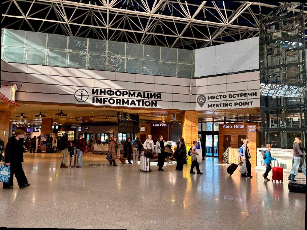 Аэропорт Сочи временно приостановил прием и отправку самолетов из-за мер безопасности. Ограничения действовали почти четыре часа с 03:24 до их отмены. Один самолет был направлен на запасной аэродром. После снятия запрета авиагавань возобновила работу в штатном режиме.