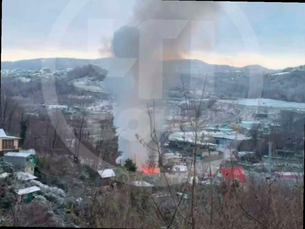 Утром в Сочи произошел пожар в частном доме на улице Пятигорской. Пожарные получили сигнал о возгорании в 08:03 и уже через 10 минут прибыли на место происшествия, как сообщает региональное управление МЧС.