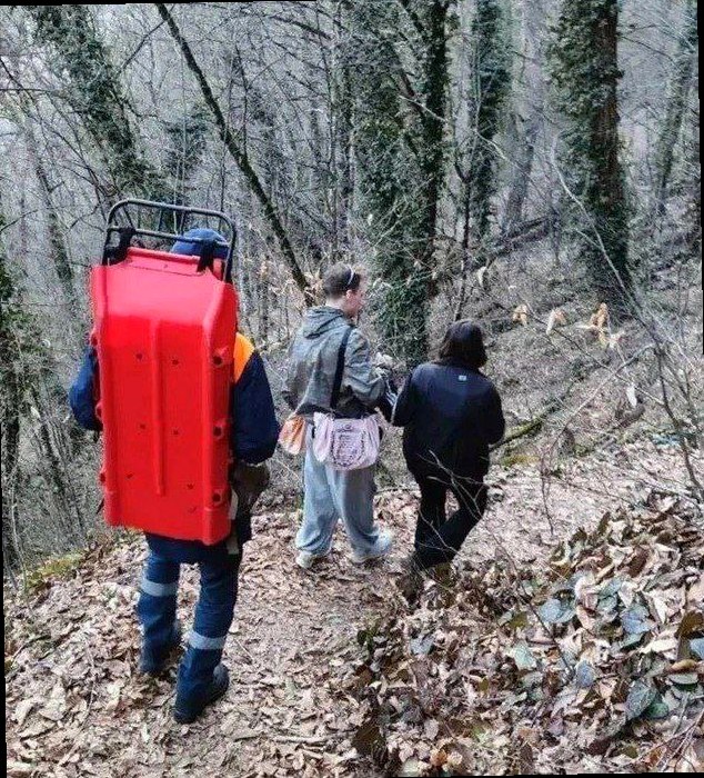 В Сочи спасатели эвакуировали туристку с «Тропы здоровья» после травмы