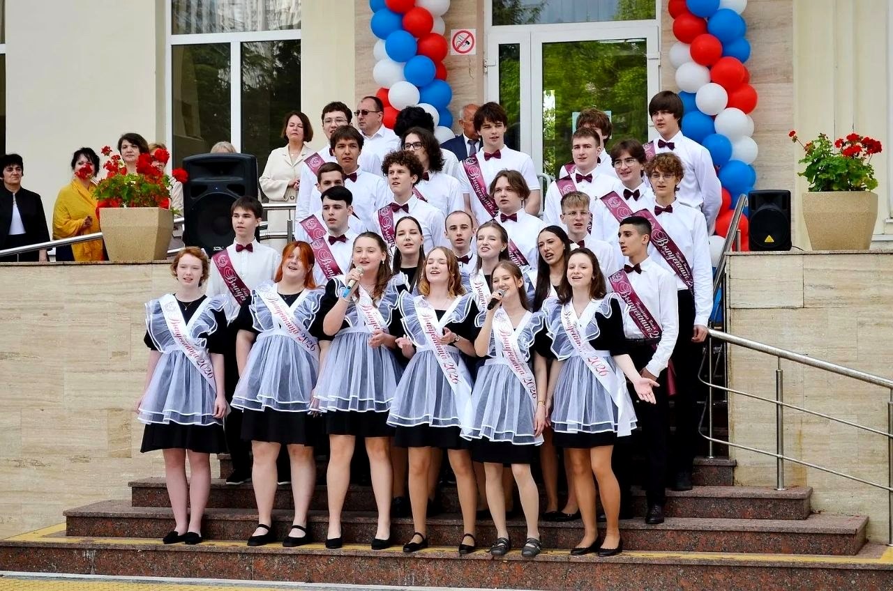 Депутат ЗСК Виктор Тепляков принял участие в последнем звонке в школе №7 Сочи