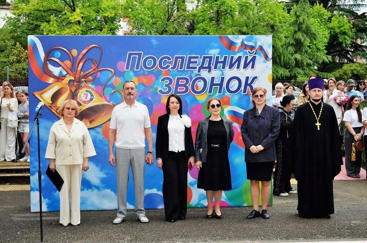 Депутат ЗСК Виктор Тепляков принял участие в последнем звонке в школе №7 Сочи