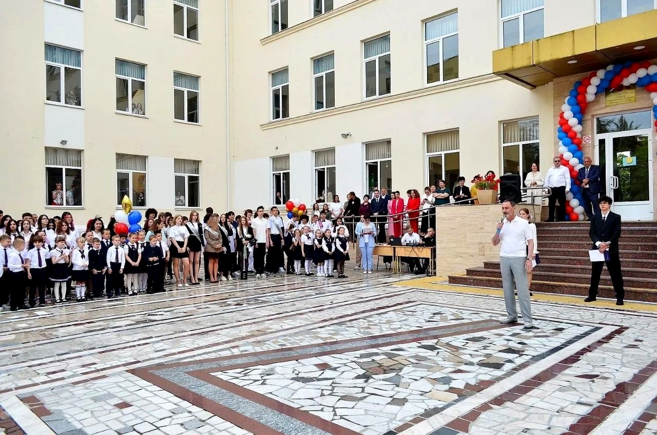 Депутат ЗСК Виктор Тепляков принял участие в последнем звонке в школе №7 Сочи