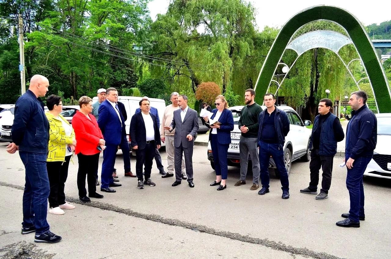 Депутат ЗСК Виктор Тепляков провёл обход сквера на Мацесте в Сочи