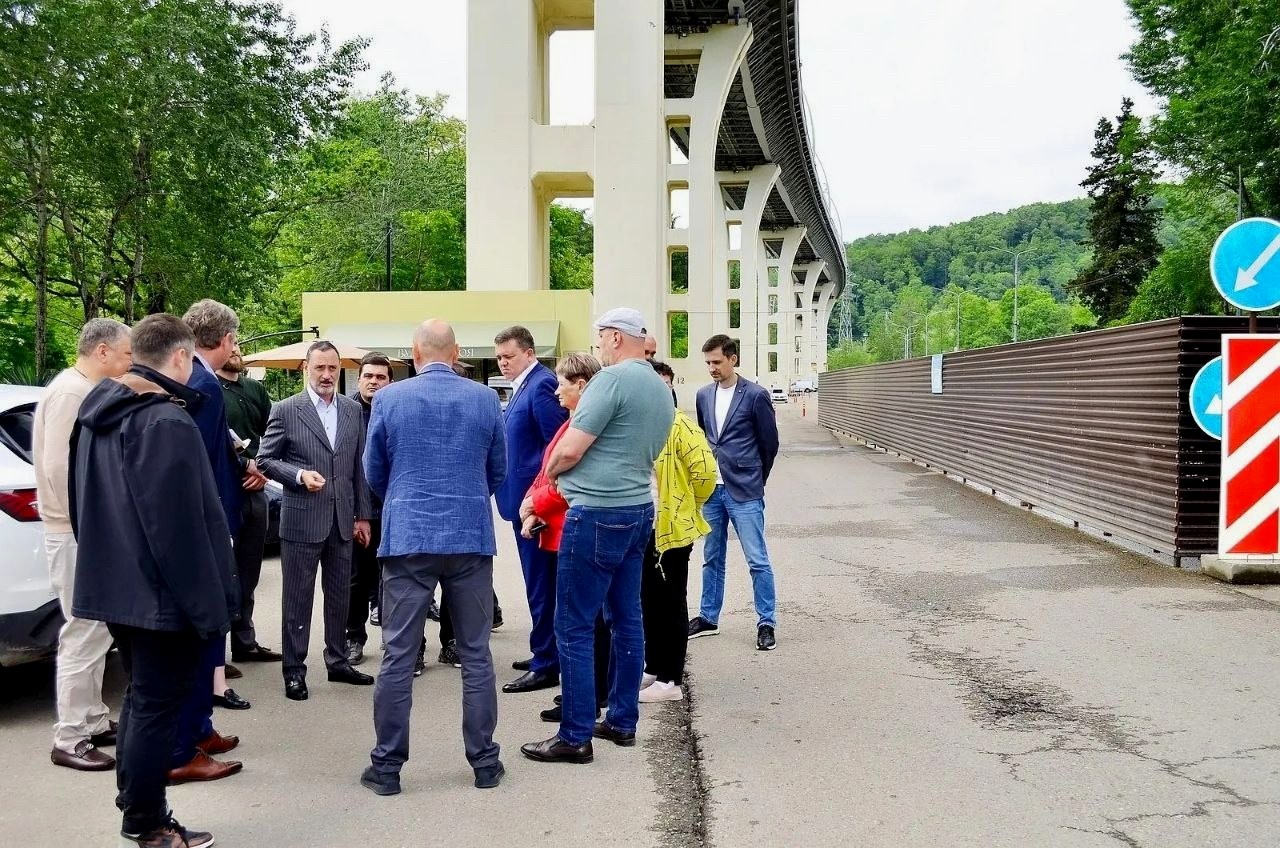 Депутат ЗСК Виктор Тепляков провёл обход сквера на Мацесте в Сочи