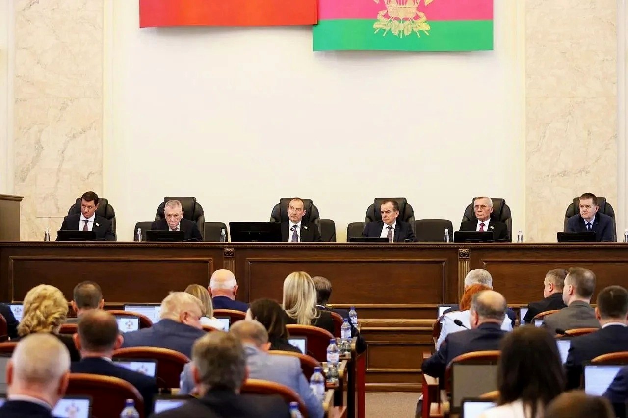 Депутат ЗСК Виктор Тепляков参加 в 82-й сессии краевой Думы