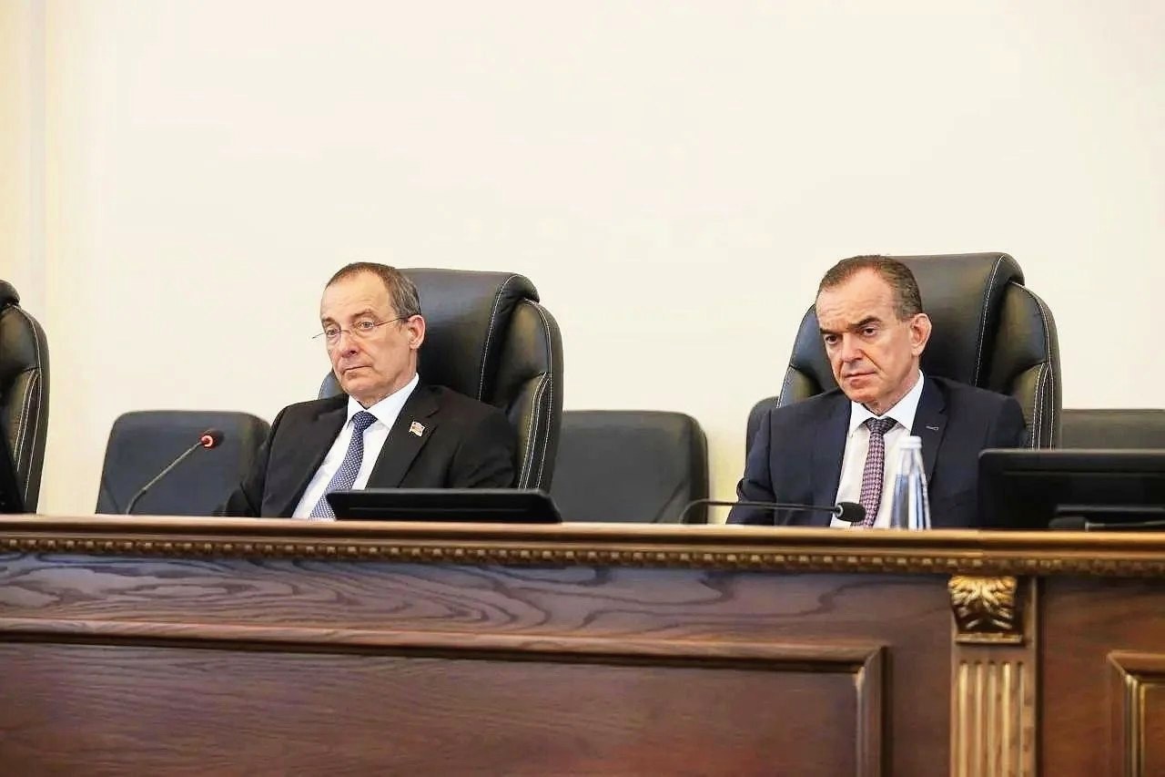 Депутат ЗСК Виктор Тепляков参加 в 82-й сессии краевой Думы