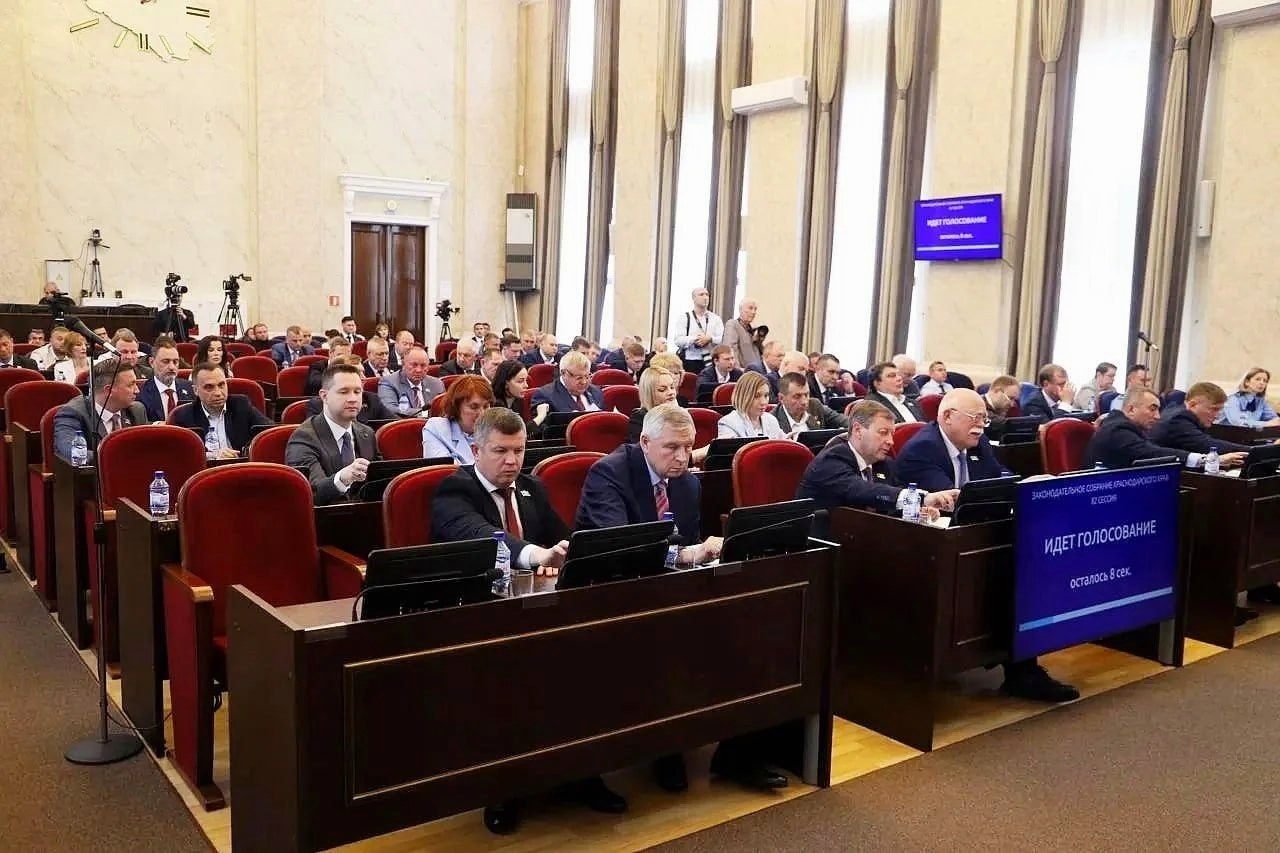 Депутат ЗСК Виктор Тепляков参加 в 82-й сессии краевой Думы