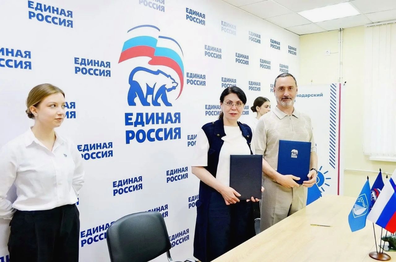 Депутат ЗСК Виктор Тепляков подписал соглашение СГУ с «Единой Россией