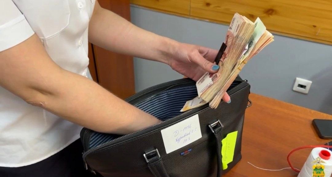 Задержание курьера мошенников в Сочи за попытку обмена 1,8 млн рублей