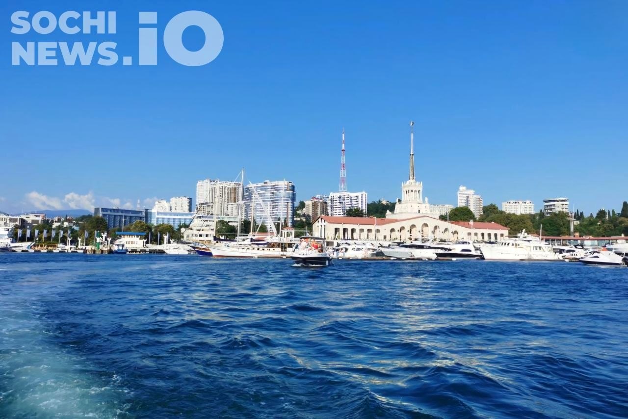 Температура Черного моря у побережья Сочи опустилась до +26 градусов, но специалисты не связывают это снижение с завершением курортного сезона.