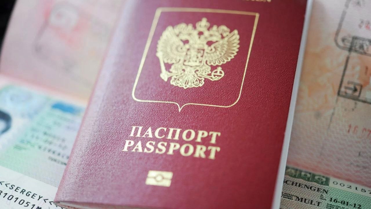МВД предупредило о мошенниках, обещающих оформить биометрический загранпаспорт