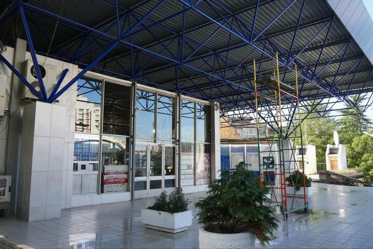 Обновление кровли в центре культуры и кино «Сочи» продолжается при открытых кинозалах